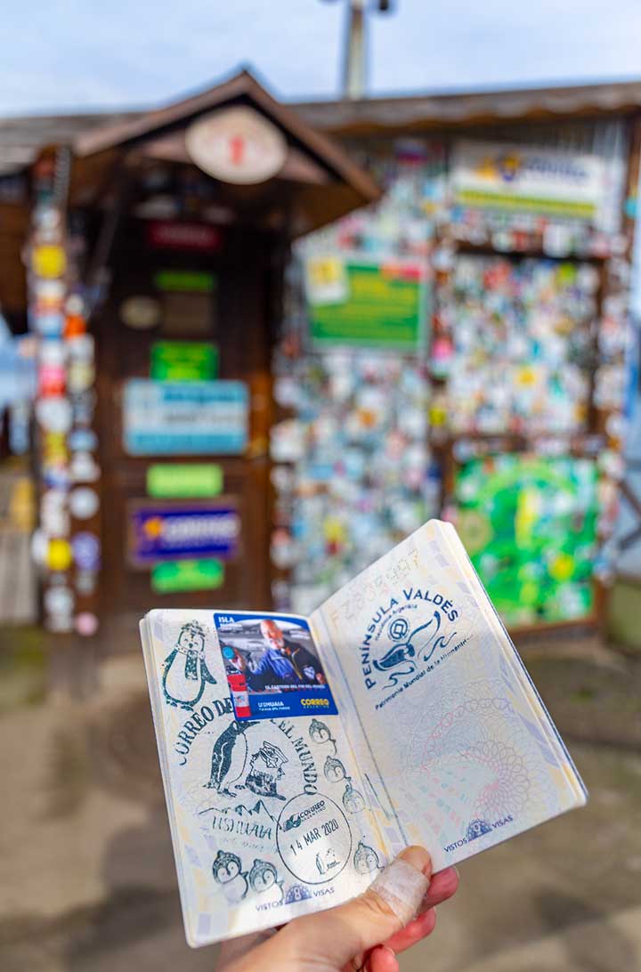 Passaporte com estampa especial em frente ao 'Correio do Fim do Mundo'