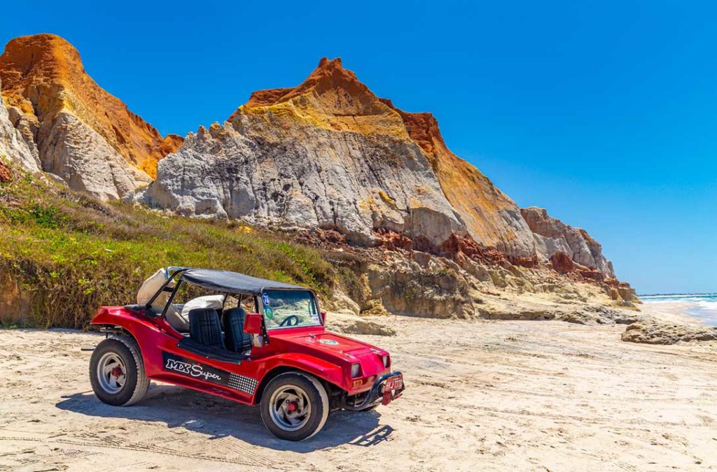 Buggy estacionado nas falésias da Praia de Morro Branco (CE)