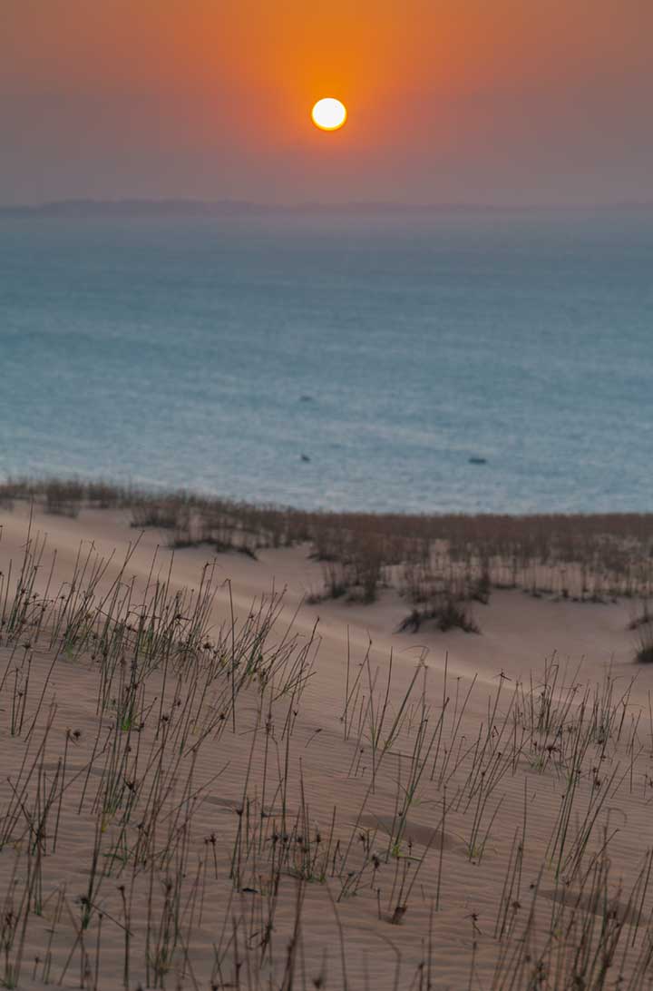 Pôr do sol visto das dunas da Praia de Ponta Grossa, em Icapuí (CE)
