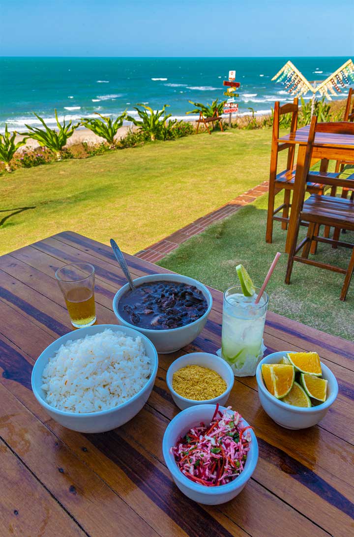 Feijoada à mesa no restaurante Nain, em Canoa Quebrada (CE)