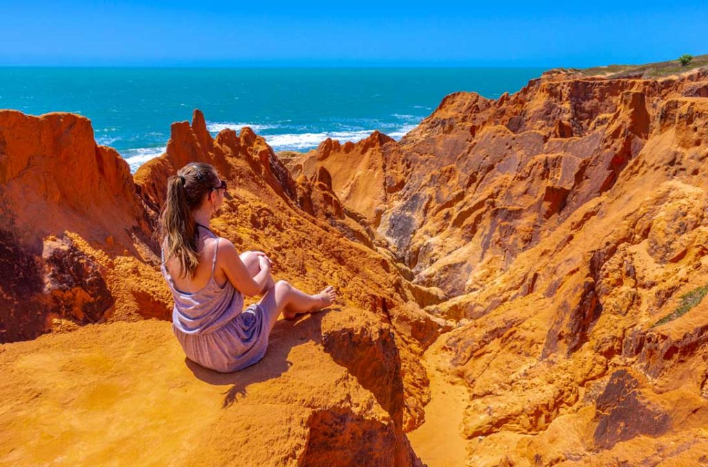 Mulher posa para foto no Monumento Natural das Falésias, em Morro Branco