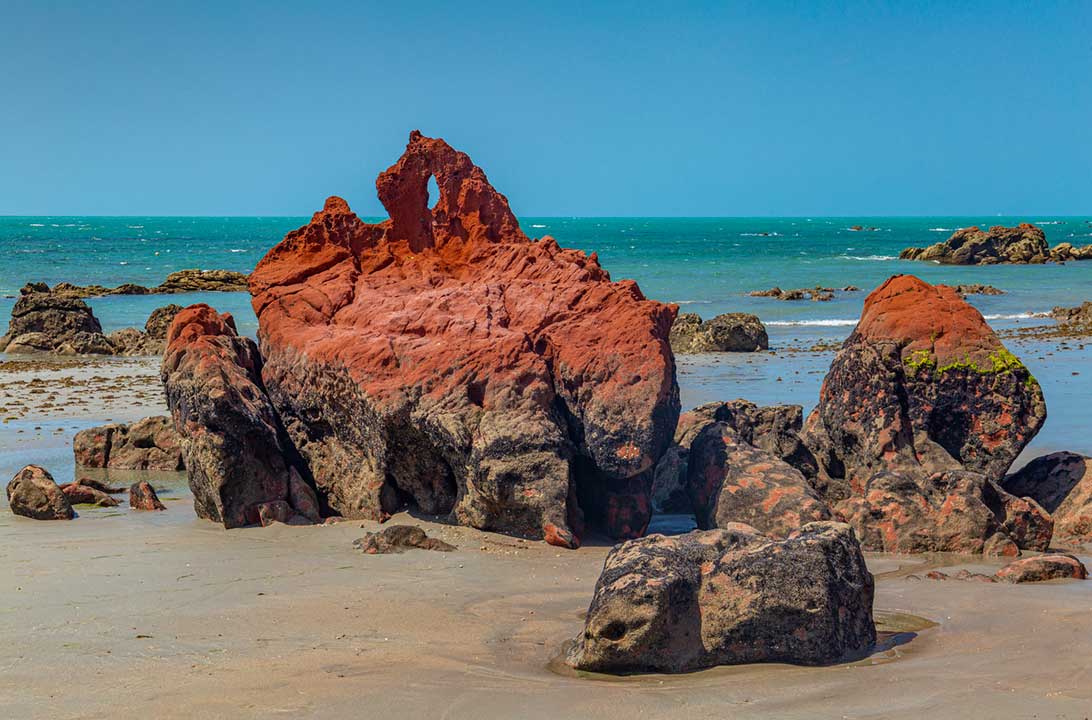 Pedra Furada é atração nas falésias da Praia de Ponta Grossa, em Icapuí