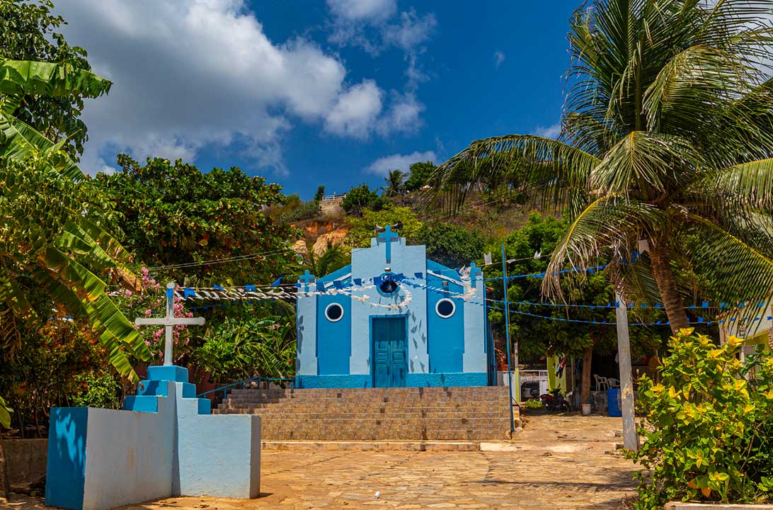 Igreja pintada de azul na Praia Redonda, em Icapuí
