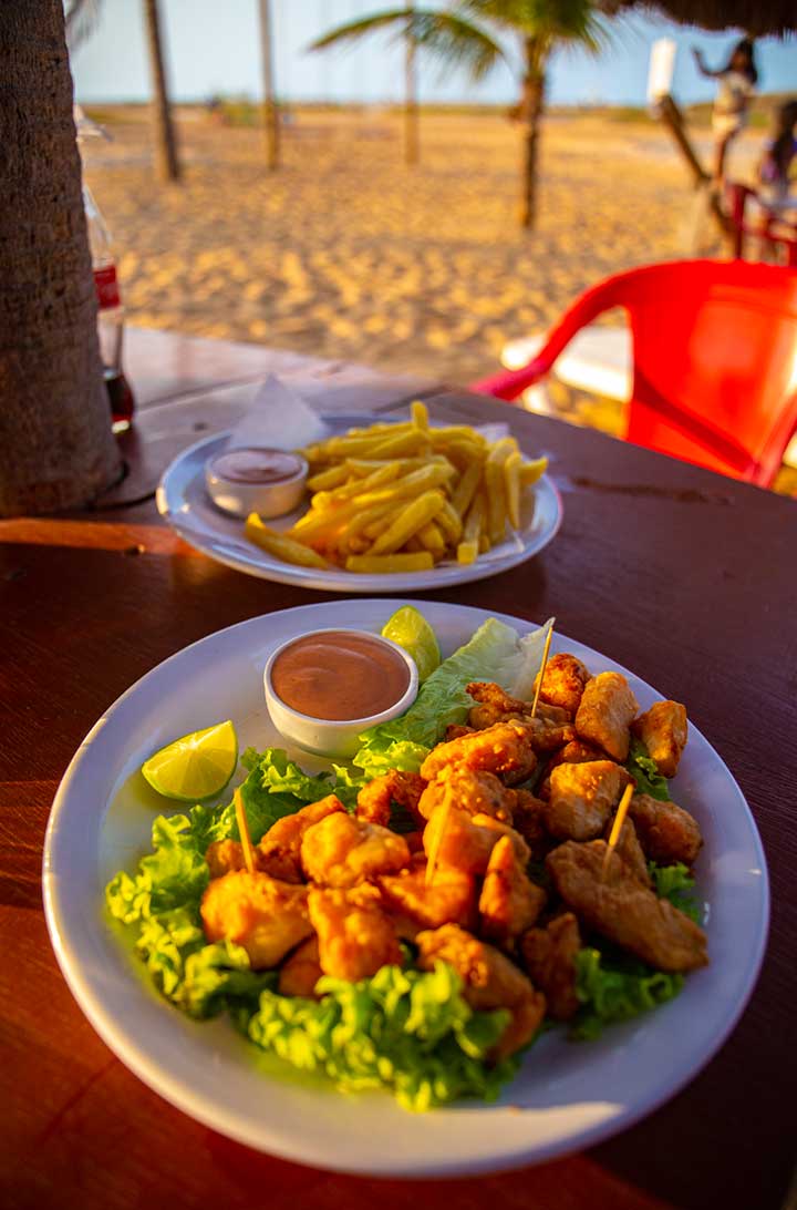 Prato de petiscos de peixe servido em restaurante da Praia de Ponta Grossa