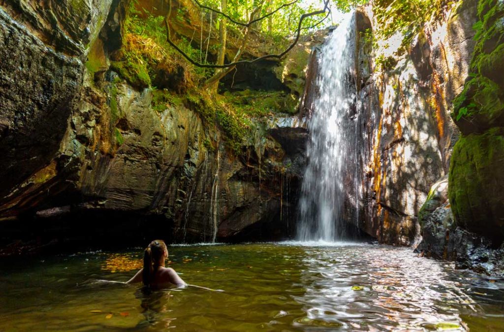 Mulher admira a Cachoeira da Caverna, no Complexo Pedra Caída, em Carolina (MA)