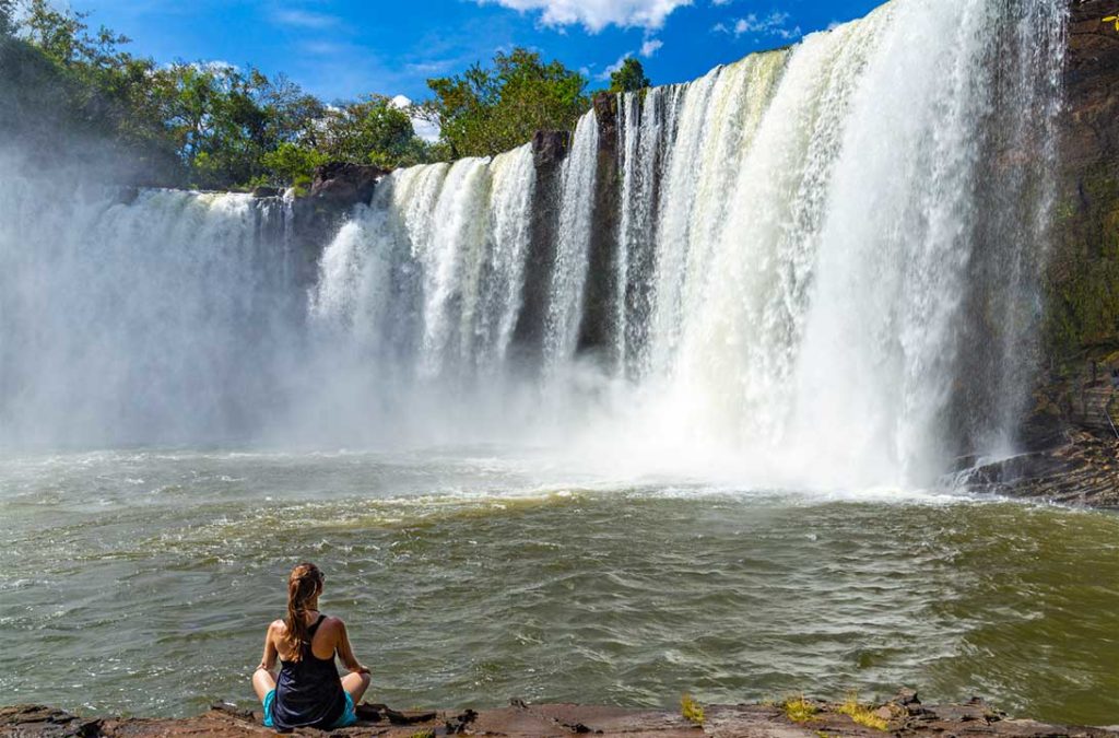 Mulher admira a Cachoeira São Romão, no Parque Nacional da Chapada das Mesas (MA)