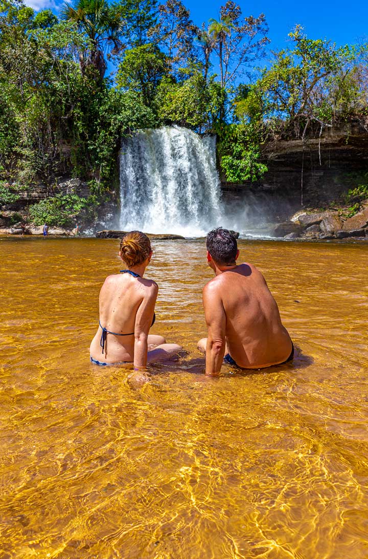 Casal admira as Cachoeiras de Itapecuru, atração da Chapada das Mesas (MA)