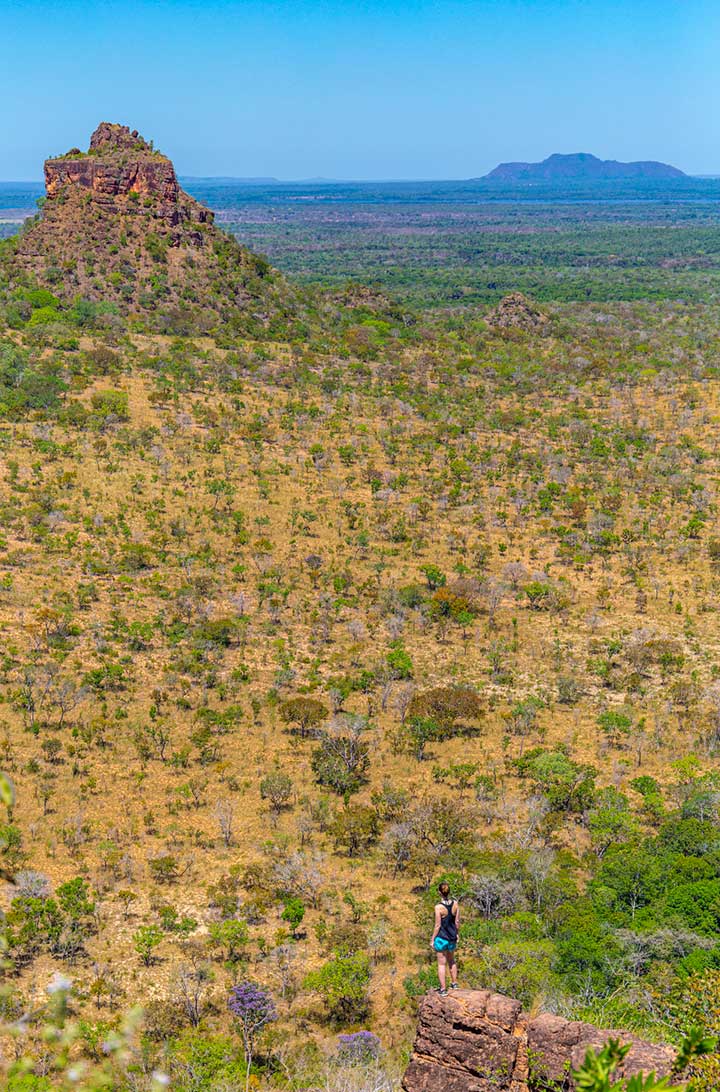 Mulher admira a vista da Trilha do Mirante da Chapada, em Carolina (MA)