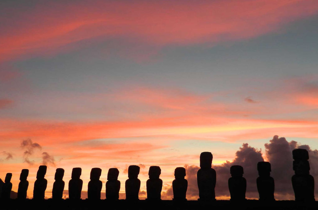 Céu se colore ao amanhecer nos moais do Ahu Tongariki