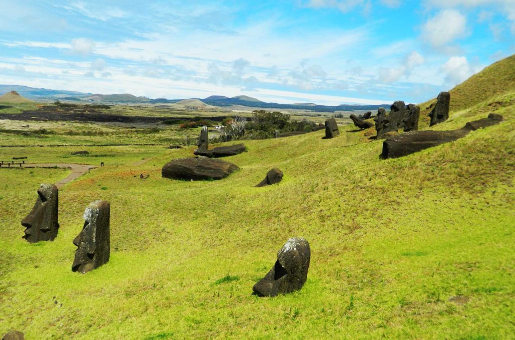 Moais inacabados espalhados pela encosta do vulcão Rano Raraku