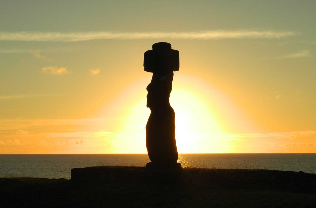 Sol se põe atrás de moai do complexo de Tahai