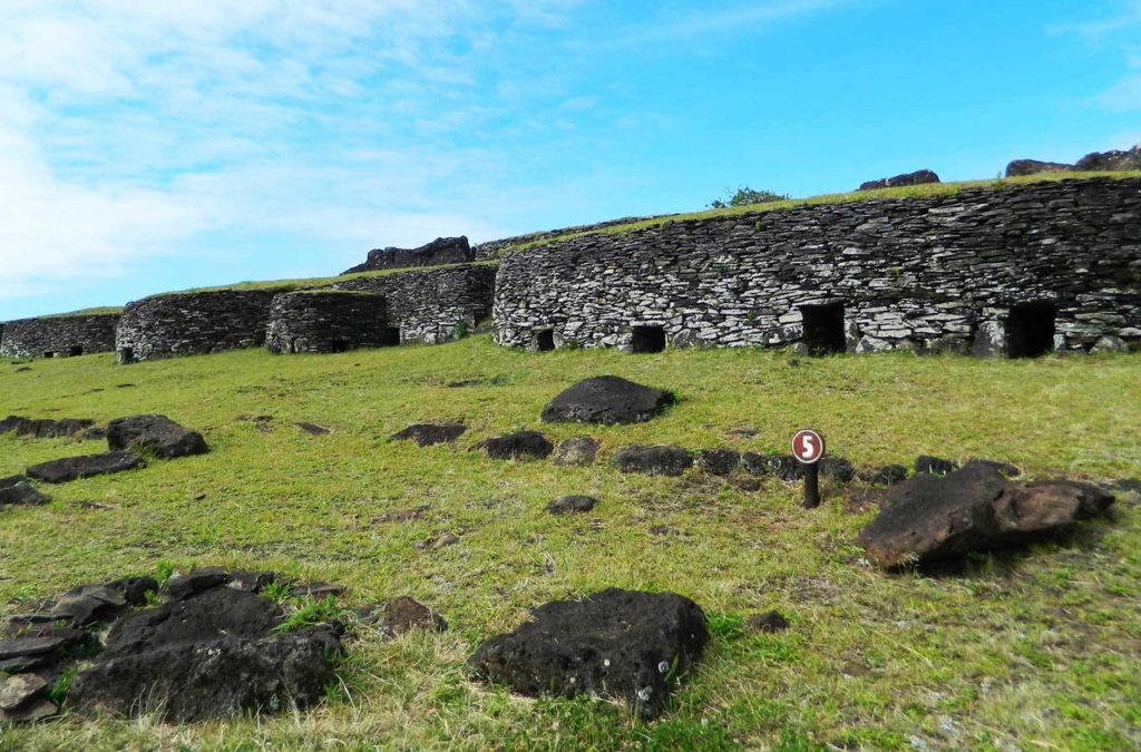 Casinhas baixas de pedra do sítio arqueológico de Orongo