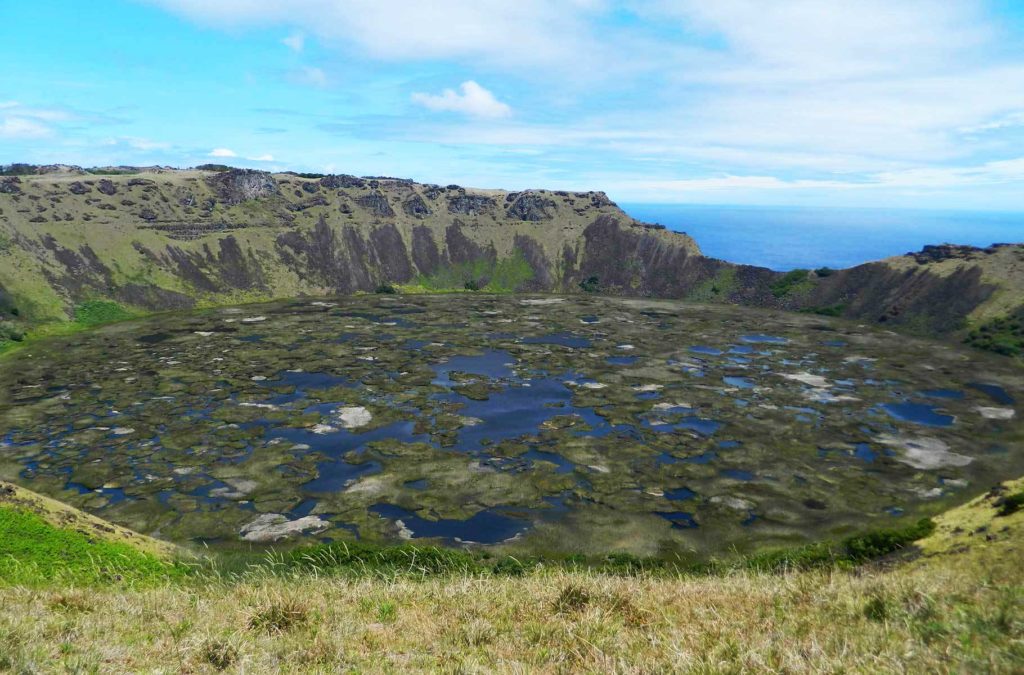 Vista da cratera do extinto vulcão Rano Kau