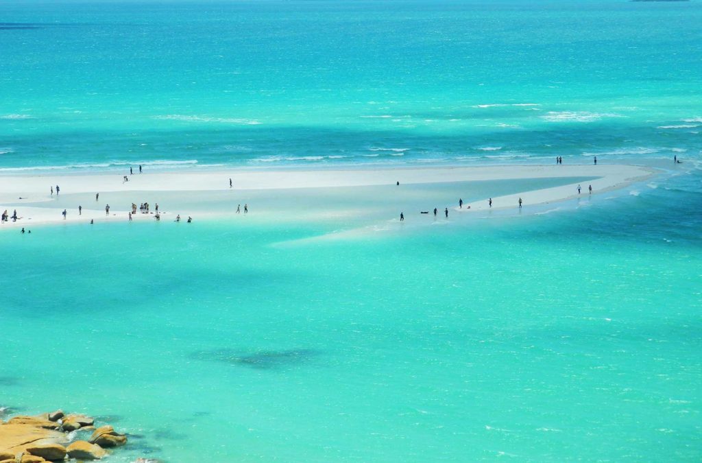 Bancos de areia aparecem na enseada de Hill Inlet na maré baixa