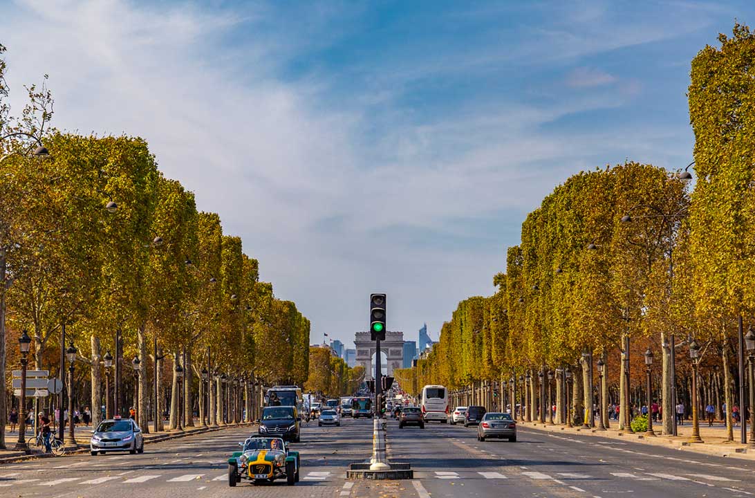 Avenida dos Champs-Élysées com o Arco do Triunfo ao fundo, em Paris