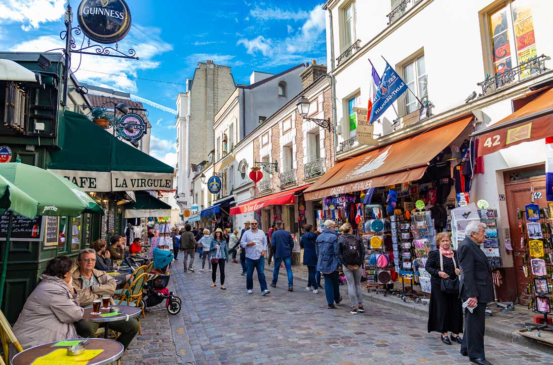 Público frequenta bares e lojas nas ruas do bairro de Montmartre, em Paris