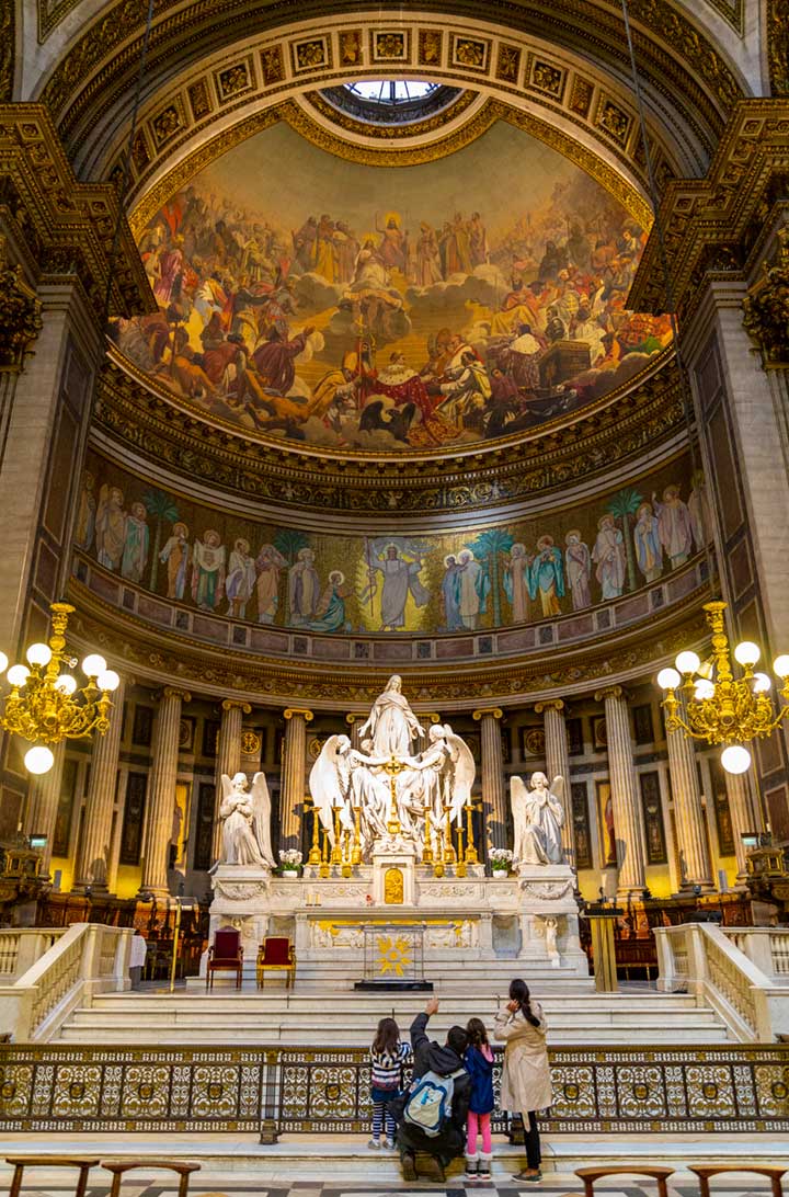 Família admira o altar da Igreja de la Madeleine, em Paris