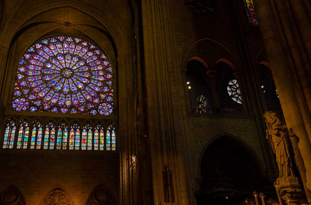 Rosácea ilumina imagem no interior da Catedral de Notre-Dame, em Paris