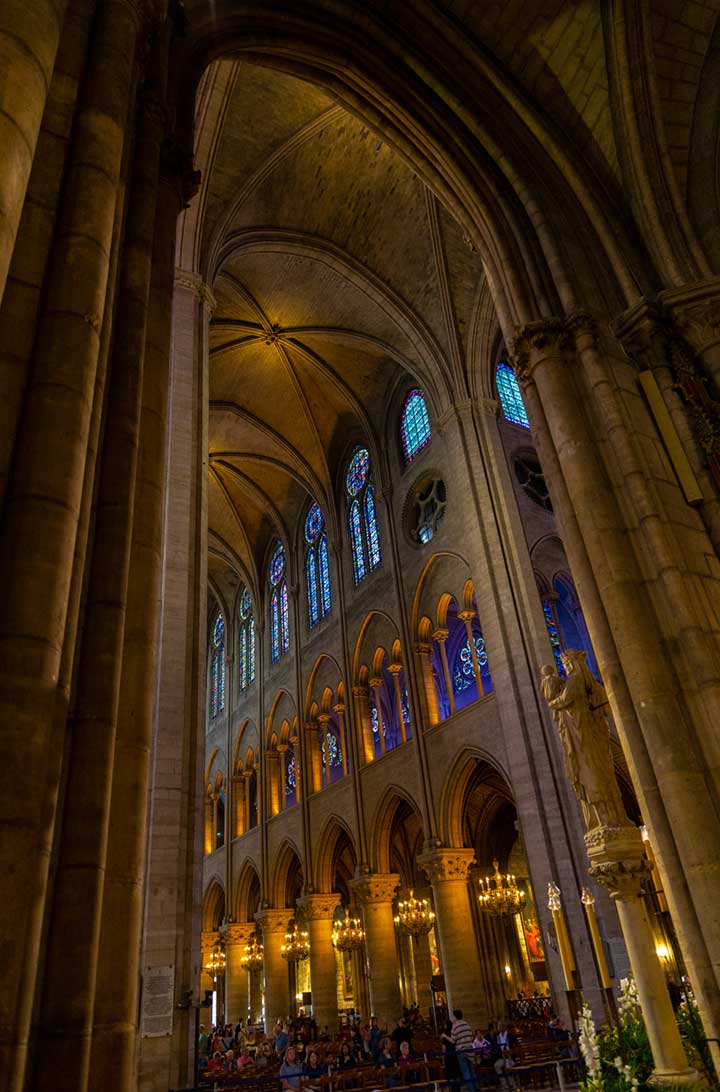 Arco no interior da Catedral de Notre-Dame, em Paris