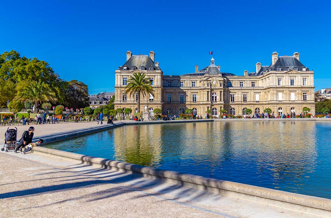 Lago em frente ao palácio do Jardim de Luxemburgo, em Paris