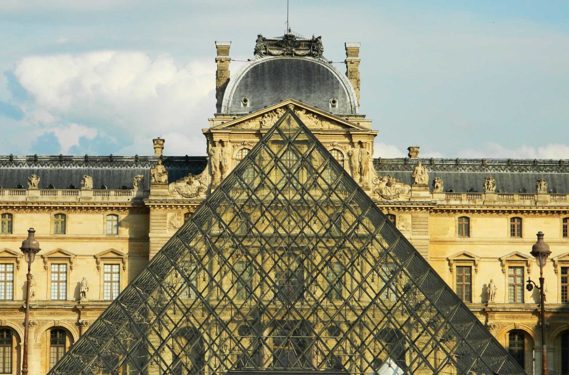 Pirâmide do Museu do Louvre, em Paris