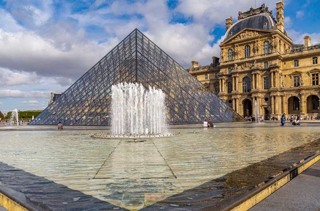 Pirâmide do Museu do Louvre, em Paris