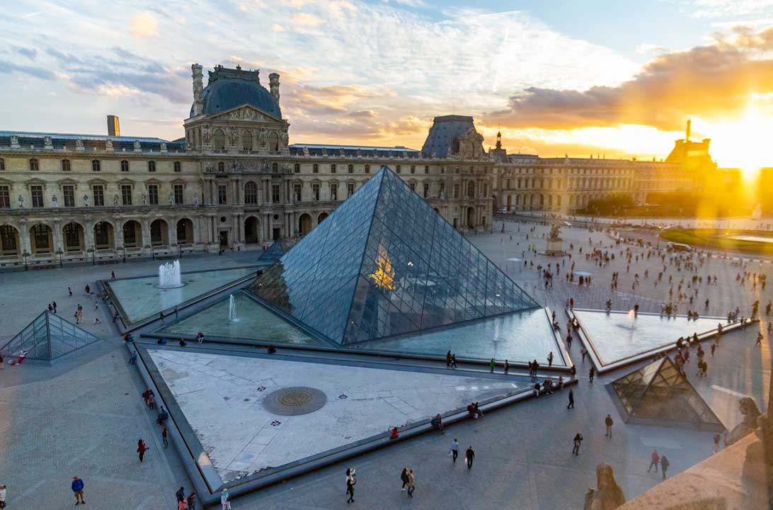 Pirâmide do Museu do Louvre, em Paris, iluminada pelo pôr do sol