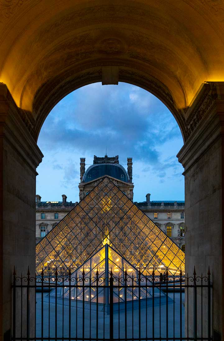 Pirâmide do Museu do Louvre, em Paris, iluminada à noite
