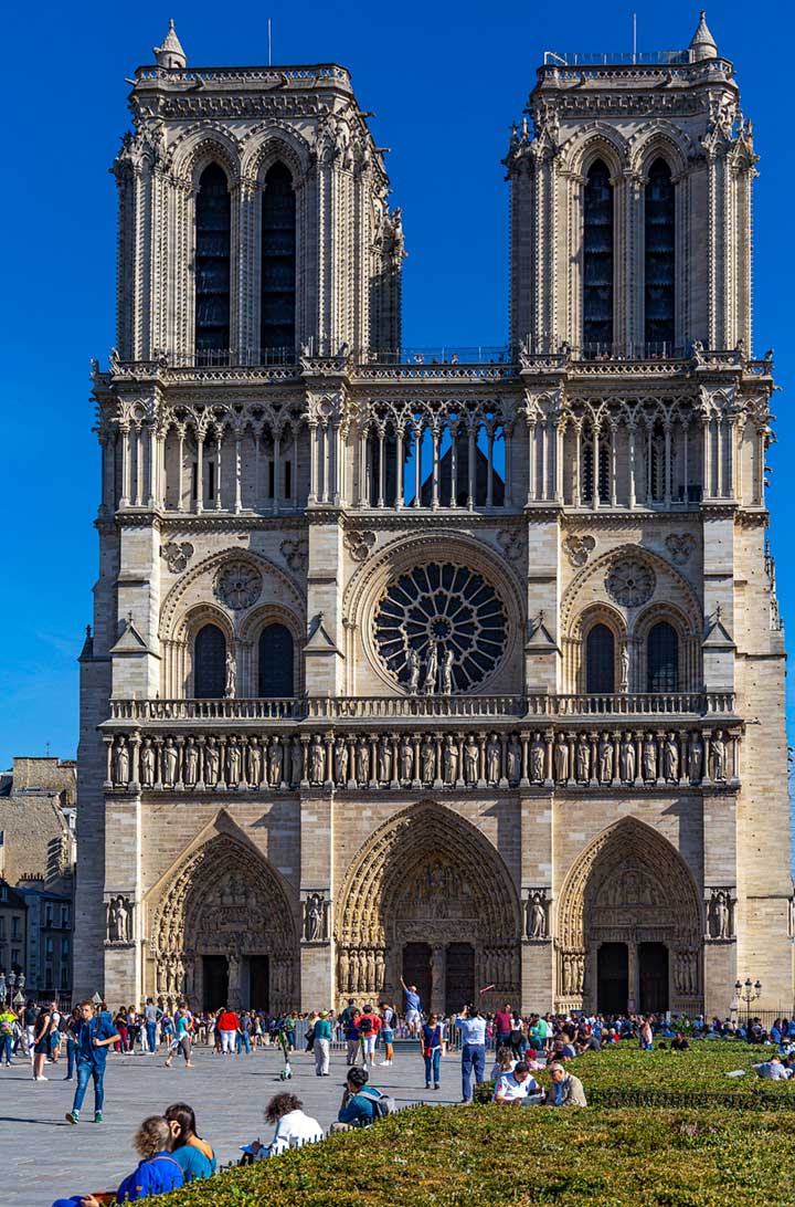Fachada da Catedral de Notre-Dame, em Paris