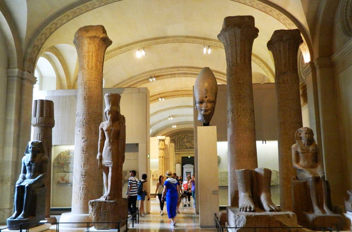 Ala egípcia do Museu do Louvre, em Paris