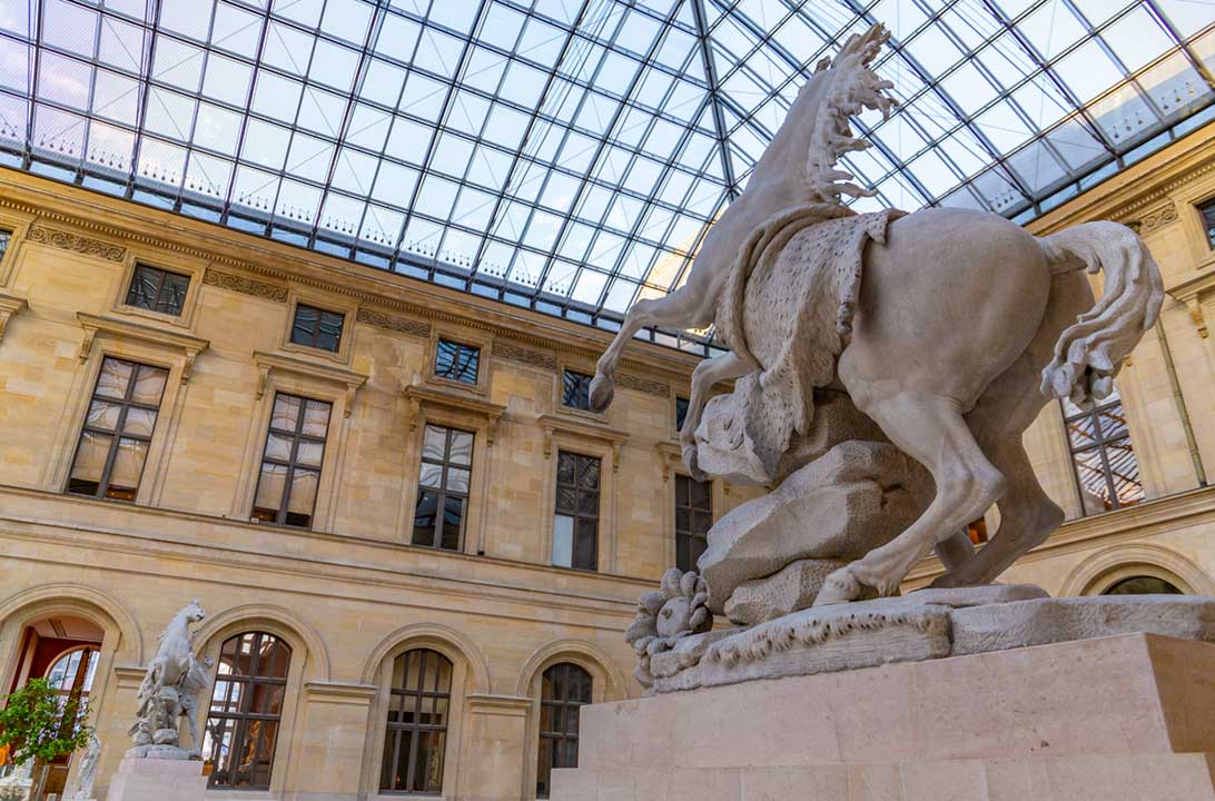 Esculturas Cavalos de Marly são exibidas no Museu do Louvre, em Paris