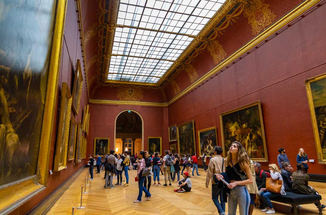 Visitantes admiram obras no Museu do Louvre, em Paris