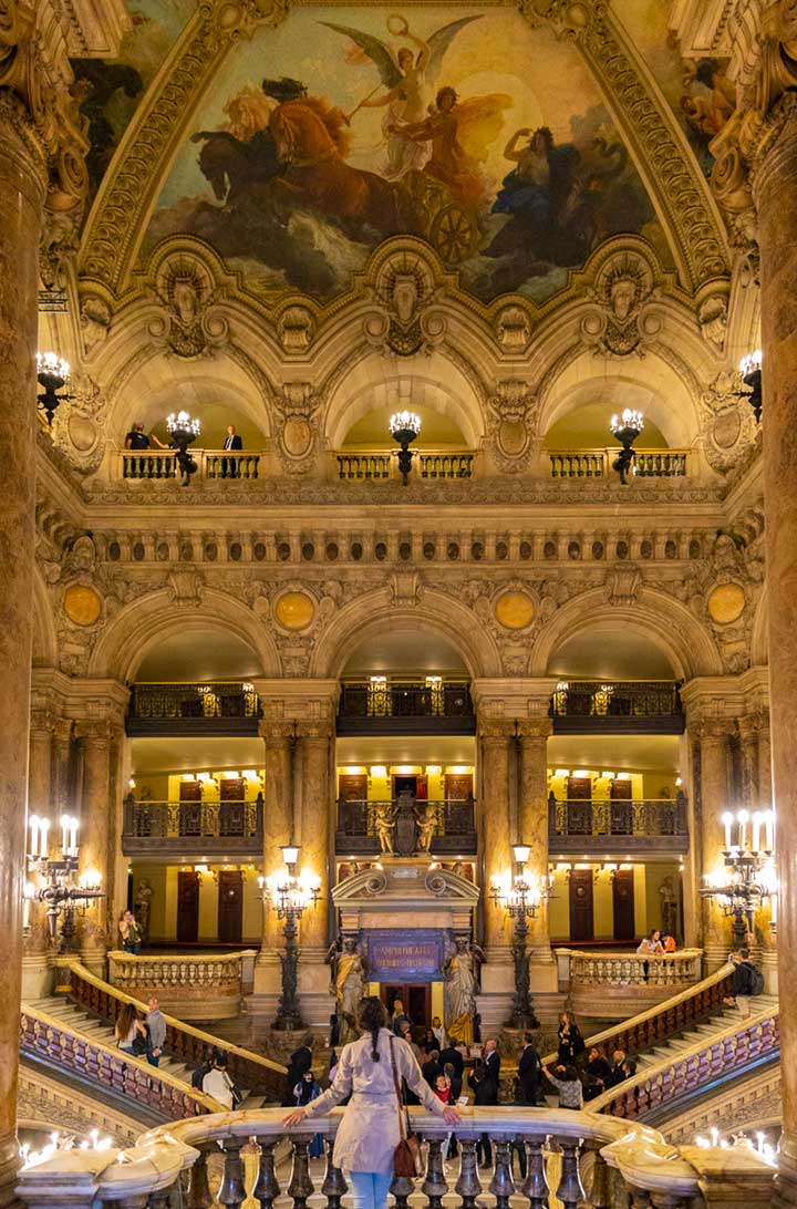 Mulher admira o hall da Ópera Garnier, em Paris