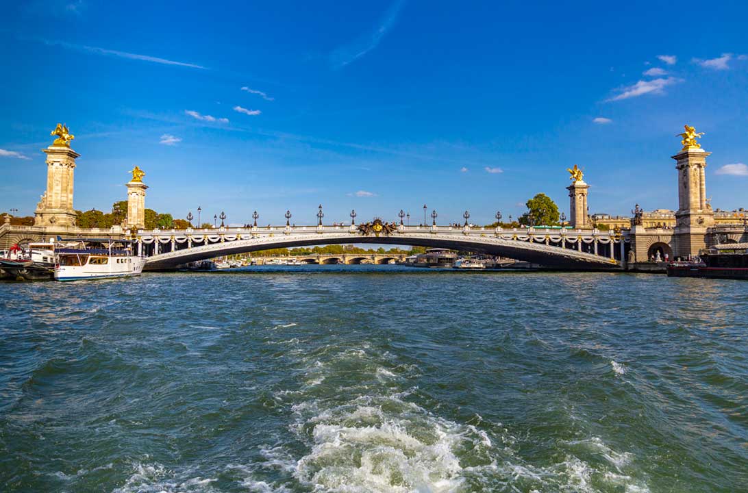 Ponte Alexandre III vista desde um barco que navega pelo Rio Sena, em Paris
