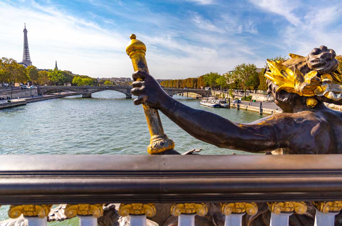 Torre Eiffel vista desde a Ponte Alexandre III, em Paris