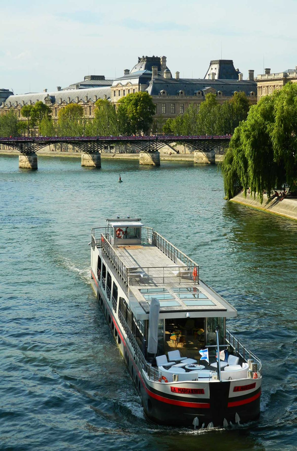 Barco passa pelo Rio Sena, em Paris