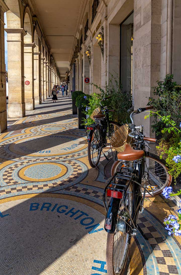 Bicicletas estacionadas na Rue de Rivoli, em Paris