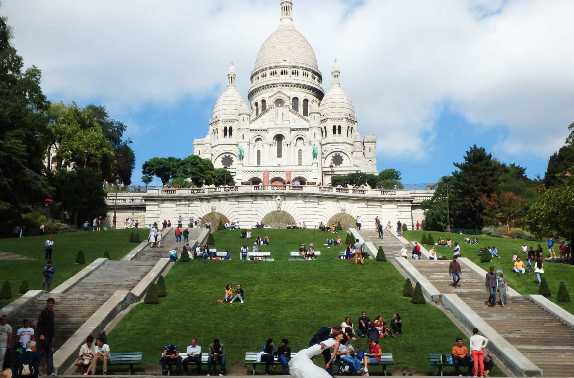 Casal de noivos posa para fotos na escadaria da Basílica do Sacré Coeur, em Paris