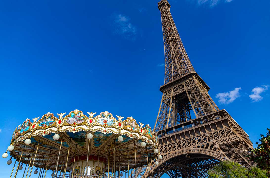 Carrossel da Ponte d'Iéna com a Torre Eiffel ao fundo, em Paris