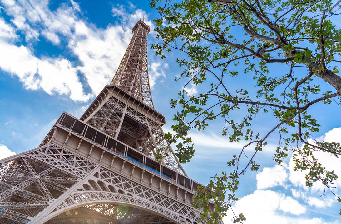 Torre Eiffel vista do Campo de Marte, em Paris