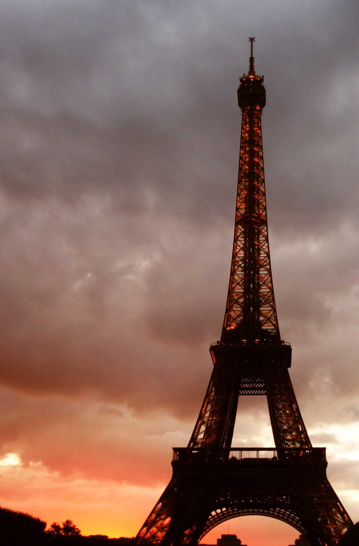 Torre Eiffel vista do Campo de Marte, em Paris, ao entardecer