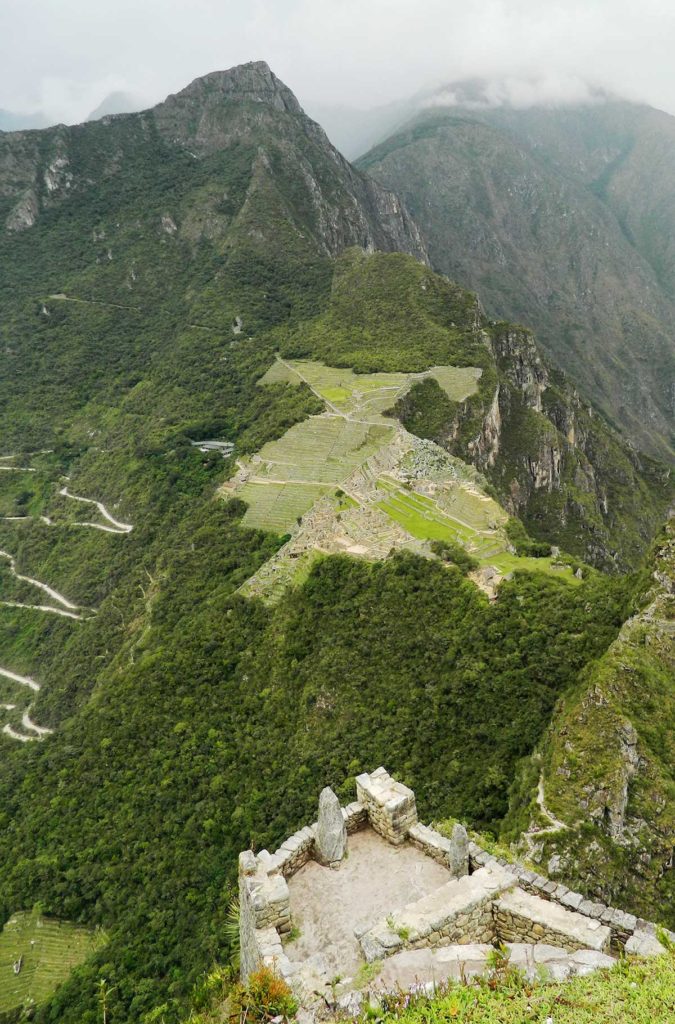 Cidade inca de Machu Picchu vista do alto da Montanha Huayna Picchu