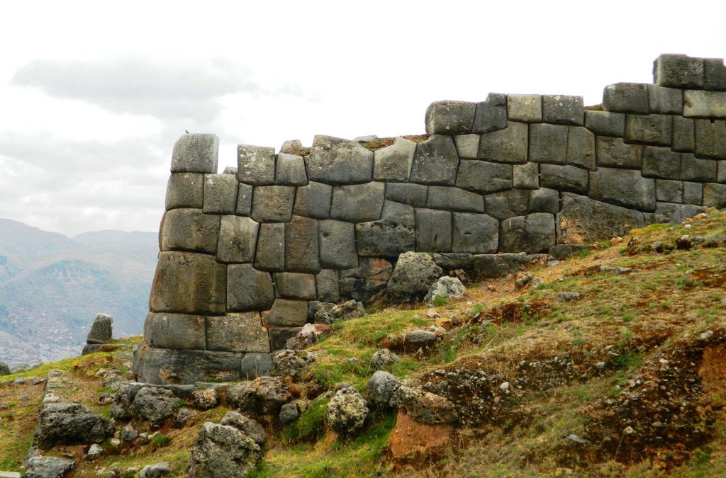 Muralhas ainda cercam as ruínas da fortaleza inca de Saqsaywaman, em Cusco