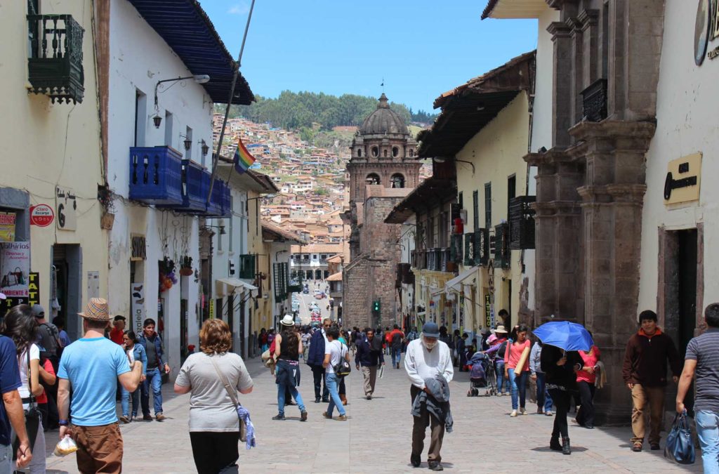 Edifícios coloniais e igrejas nas ruas do centro histórico de Cusco