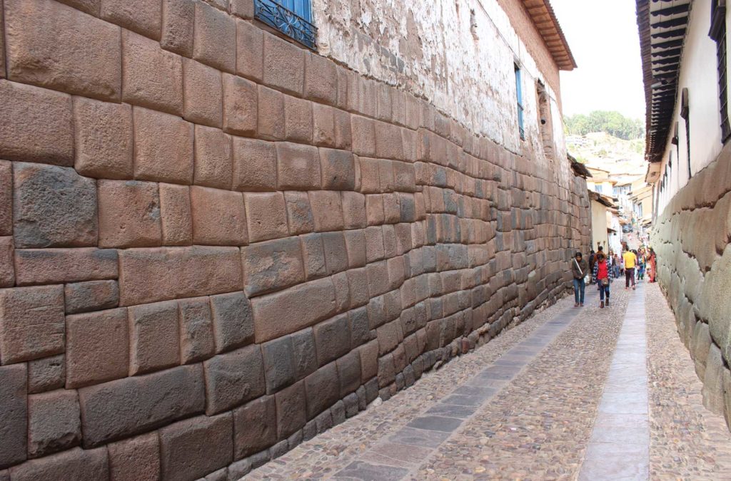 Muro inca serve como base de prédios coloniais no centro histórico de Machu Picchu