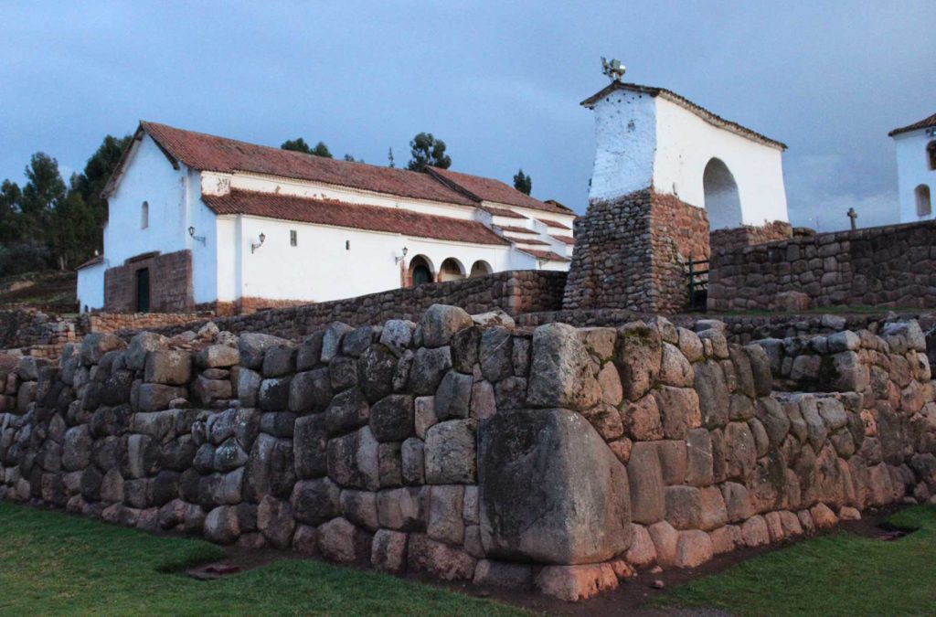 Alicerces de pedra incas contrastam com igreja espanhola em Chinchero
