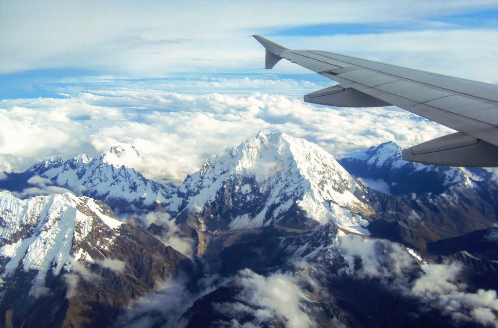 Cordilheira dos Andes vista desde um avião que se aproxima do aeroporto de Cusco