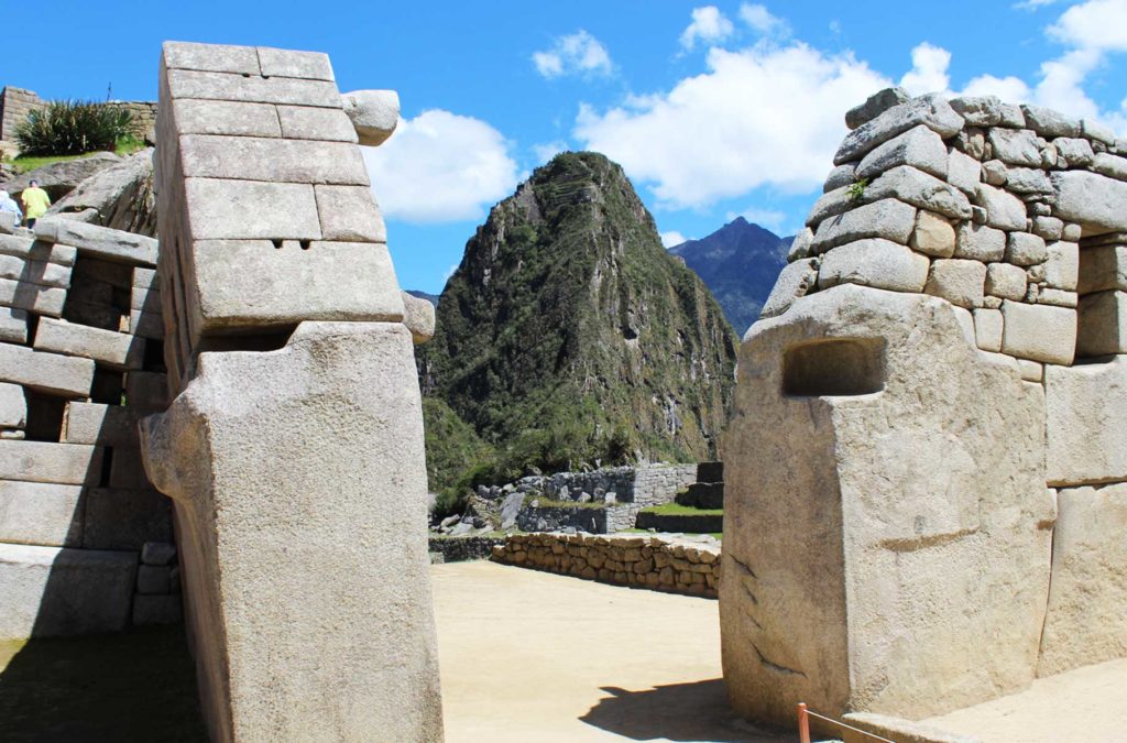 Montanha Huayna Picchu vista em meio às ruínas de Machu Picchu