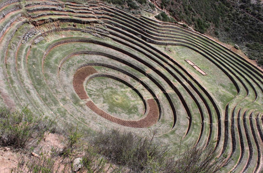 Terraços de experimentos de plantio nas ruínas incas de Moray