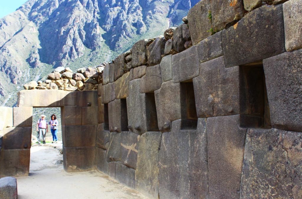 Muro de pedra nas ruínas da cidade inca de Ollantaytambo